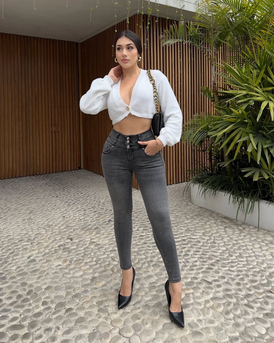 14 *Eye-Catching* Jeans OutfitCombos That Redefine Street Style