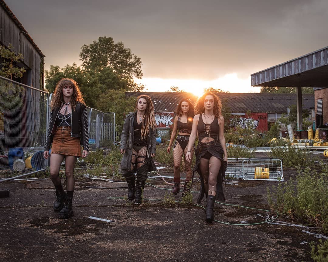 15 *Killer* Grunge Outfits That Made Chaos Look Chic